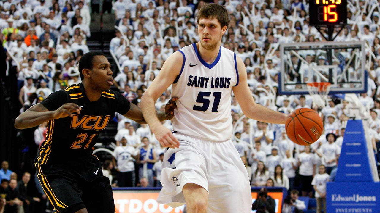 The pick-and-pop post: Rob Loe quietly keeps No. 10 SLU on course